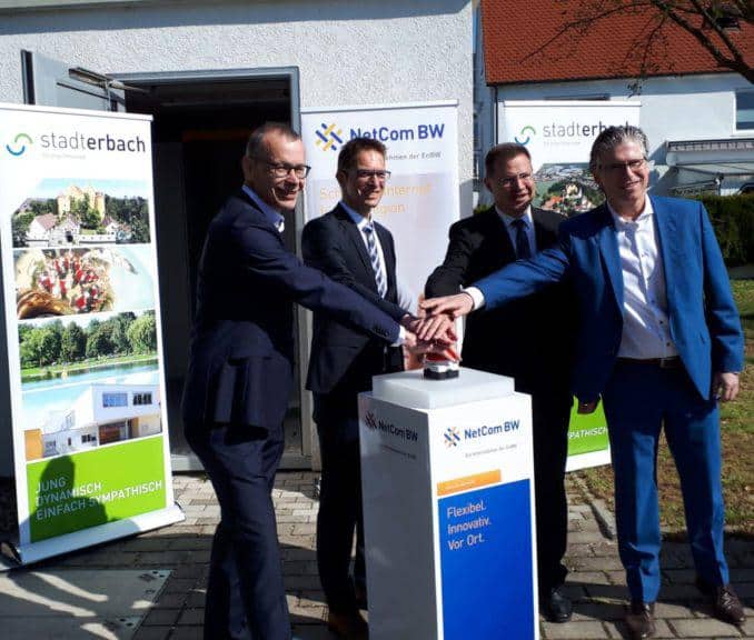 Der Bürgermeister der Stadt Erbach und Vorsitzende der Geschäftsführung der NetCom BW, stellen fröhlich den Beginn des Ausbaus der Glasfasernkabel in der Stadt Erbach.