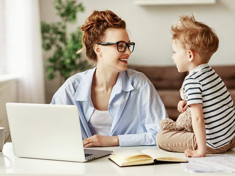 Eine Frau genießt zusammen mit ihrem Kind die Vorteile der Breitbandnetzwerke von KommPaktNet.