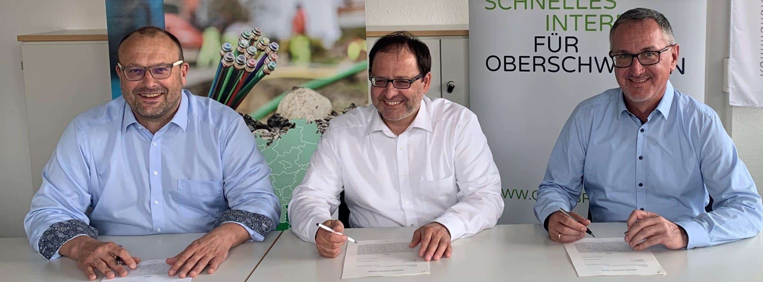 Unterzeichneten den öffentlich-rechtlichen Vertrag zwischen Komm.Pakt.Net und der OEW Breitband GmbH (v.l.n.r.): Franz Retzer (Geschäftsführer OEW Breitband GmbH), Jens Schilling (Vorstandsvorsitzender Komm.Pakt.Net) und Wolfgang Rölle (Vorstand Komm.Pakt.Net).